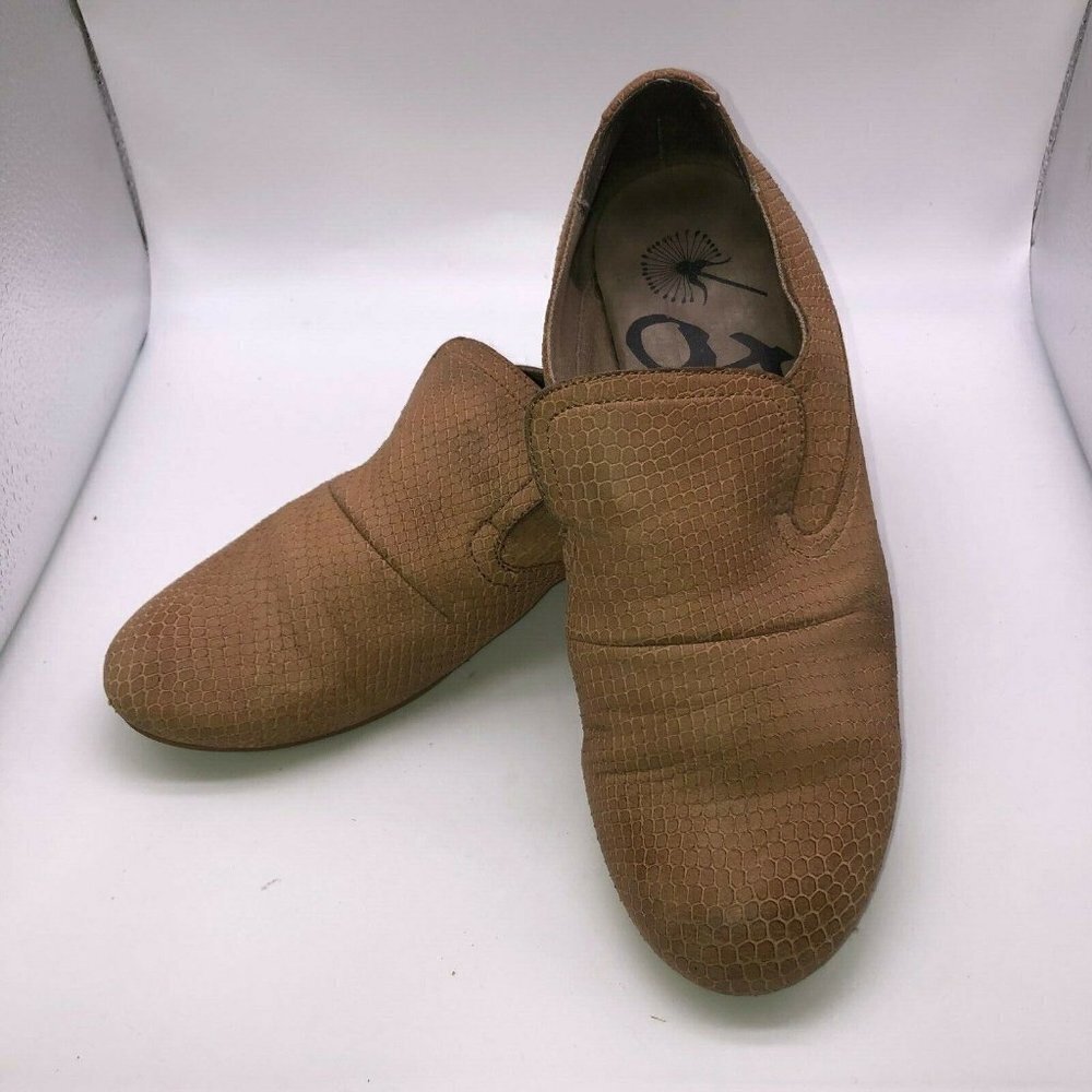 OTBT Womens Size 9.5 Tan Faux Snake Skin Design Round Toe Slip On Shoes Loafers